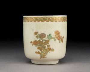 Tazza con crisantemi, Forno di Kumamoto, era Meiji, c.1900